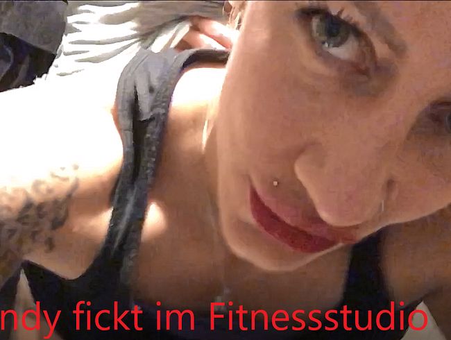Fit***Sandy Porno Video: Fit***Sandy fi**t im Fitness Studio und verführt Typen